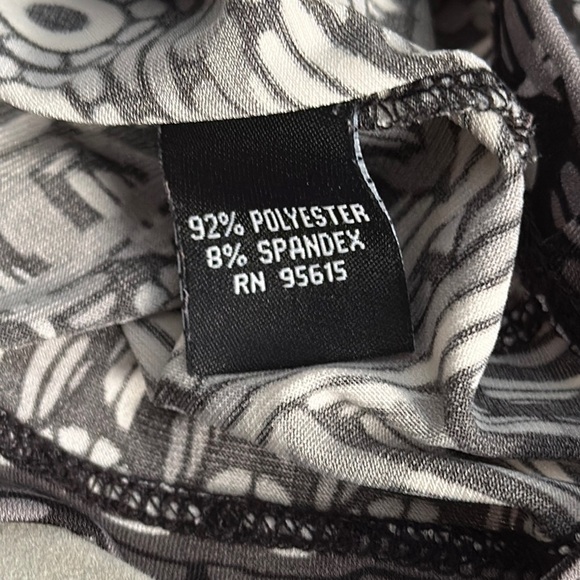 Stylish Black and White Patterned Women's Top - Picture 4 of 5